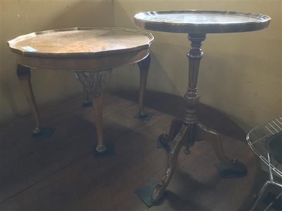 2 circular occasional tables(-)